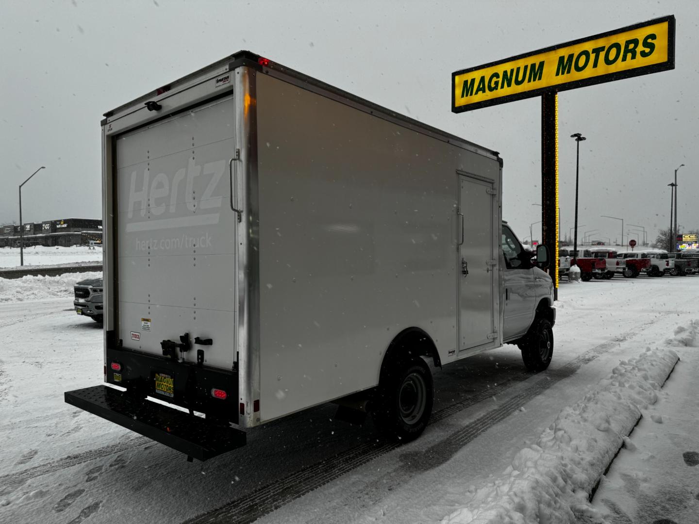 2022 WHITE /White FORD E-SERIES E-350 SD (1FDWE3FK7ND) with an 7.3L engine, Automatic transmission, located at 1960 Industrial Drive, Wasilla, 99654, (907) 274-2277, 61.573475, -149.400146 - Photo#4